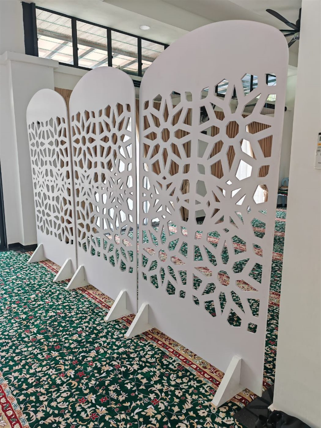 Freestanding partition screens